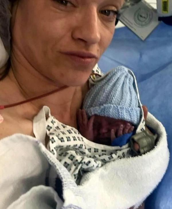 sinh xong 1 tuan, me 4 con bong "hoa dien", hot hoang thay ruot chui ra ngoai vet mo - 2