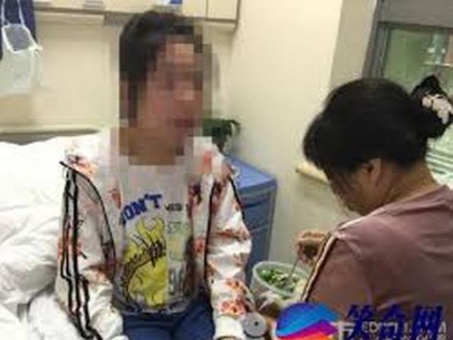 Cô gái 21 tuổi mắc bệnh viêm não suýt tử vong vì chơi điện thoại liên tục 4 tiếng