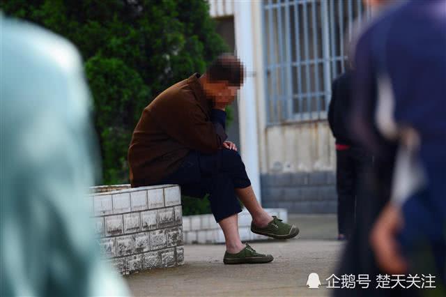 bi bo me giuc cuoi vo qua nhieu, thanh nien 26 tuoi dang khoe manh bong hoa tam than - 2