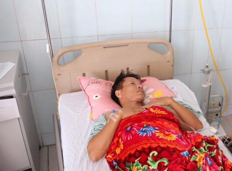 cu roi kinh hoang xuong vuc sau qua loi ke cua nguoi lai may xuc o lai chau - 1