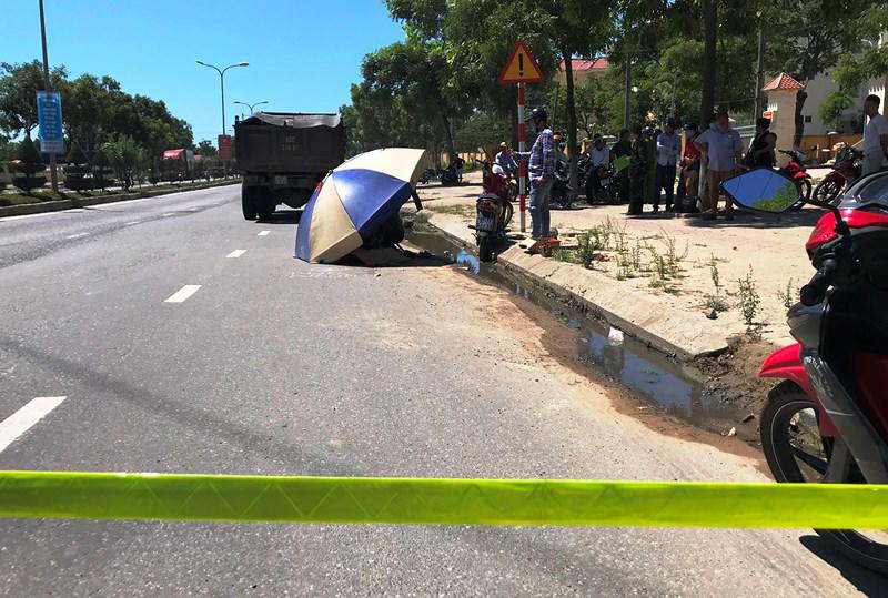 dau xot cha me gao khoc ben thi the con gai 5 tuoi bi tai nan thuong tam - 1