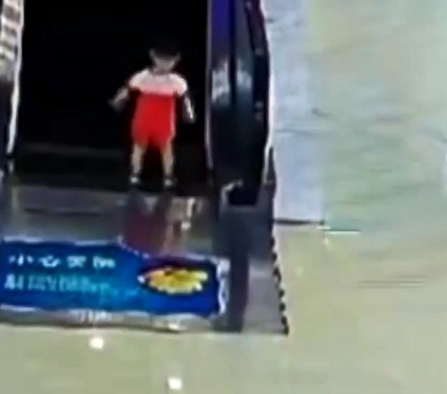 khoanh khac kinh hoang: khong co nguoi trong, be gai kep tay vao thang cuon dang di chuyen - 1