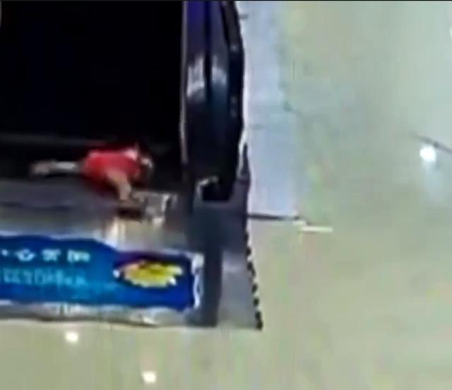 khoanh khac kinh hoang: khong co nguoi trong, be gai kep tay vao thang cuon dang di chuyen - 2