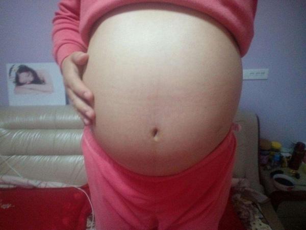 mang thai 42 tuan me chong khong cho de mo, den luc em be chao doi ai cung xot xa - 1