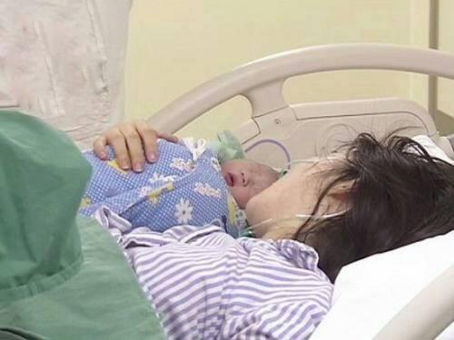 mang thai 42 tuan me chong khong cho de mo, den luc em be chao doi ai cung xot xa - 2