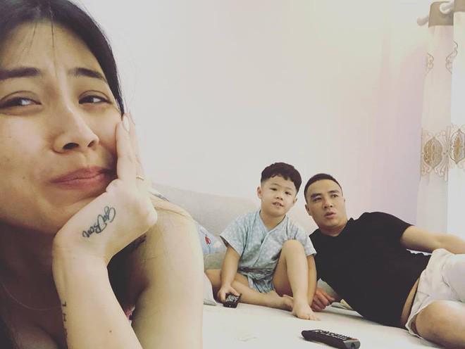 mc hoang linh chung toi la chien si gay choang voi sac voc goi cam va 8 hinh xam "doc" - 10