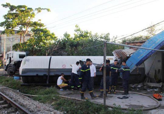 tai nan kinh hai, xe bon cho gas bi tau hoa tong tec gas bay vao nha dan - 1