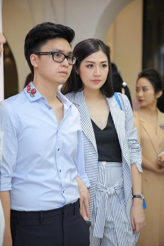 sau khi thong bao ngay cuoi, a hau tu anh lan dau xuat hien ben canh ong xa tuong lai - 1