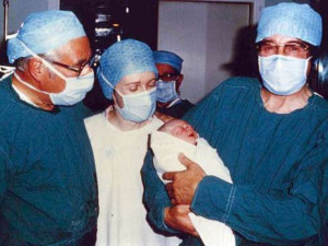 Em bé đầu tiên trên thế giới sinh ra trong ống nghiệm nay đã 44 tuổi, cuộc sống hiện tại ra sao?