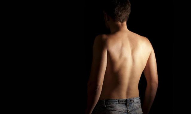 hy huu: chi nho vet mun tren lung, vo phat hien chong "cam sung" minh - 2