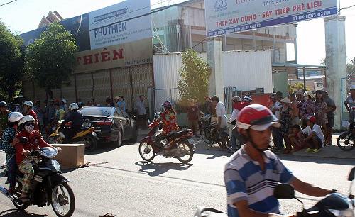 lui o to bat can khien 2 chau be tu vong, nu tai xe bo di khoi hien truong - 1