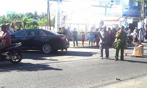 lui o to bat can khien 2 chau be tu vong, nu tai xe bo di khoi hien truong - 2