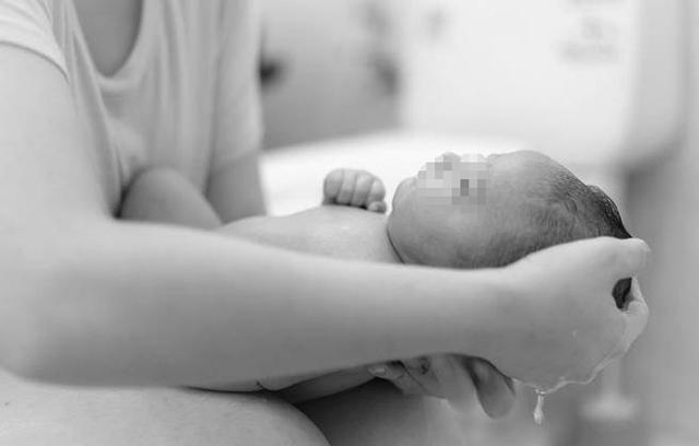 mang nang de dau nhung khong biet bo cua con la ai, nguoi me nhan tam lam dieu ghe ron - 1