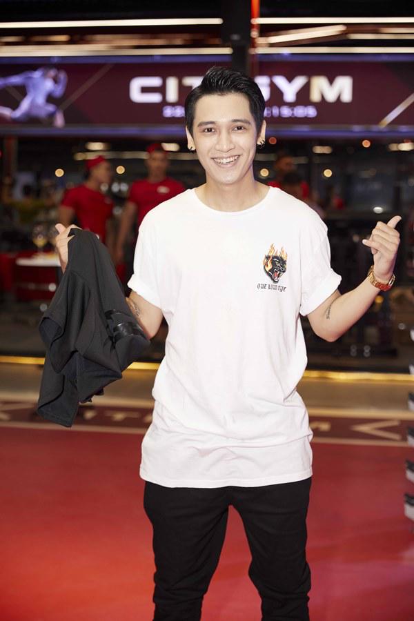 minh hang o ep vong mot, lien tuc lay tay giu ao vi so lo hang - 10