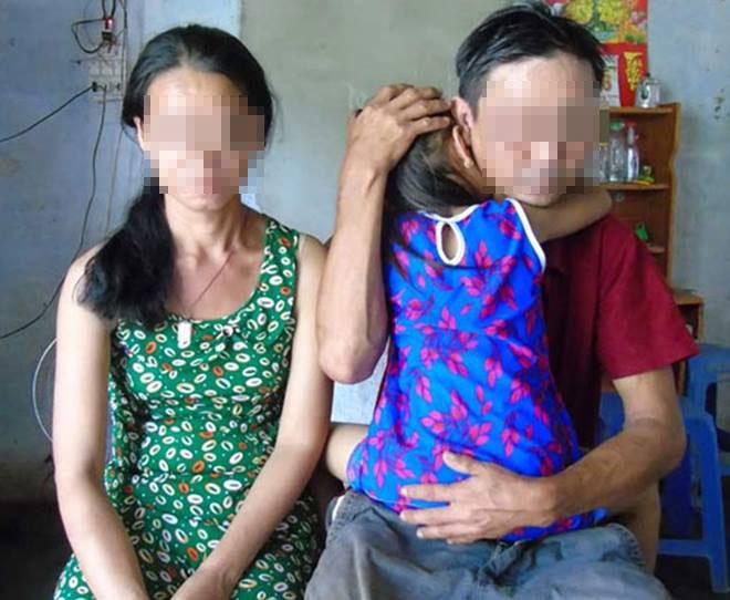 nguoi cha lat tay ke ham hai con gai 5 tuoi trong vuon tram - 1