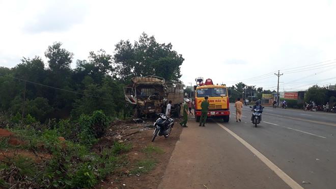 xe o to lao xuong ho sau, hai cha con tu vong tai cho - 3