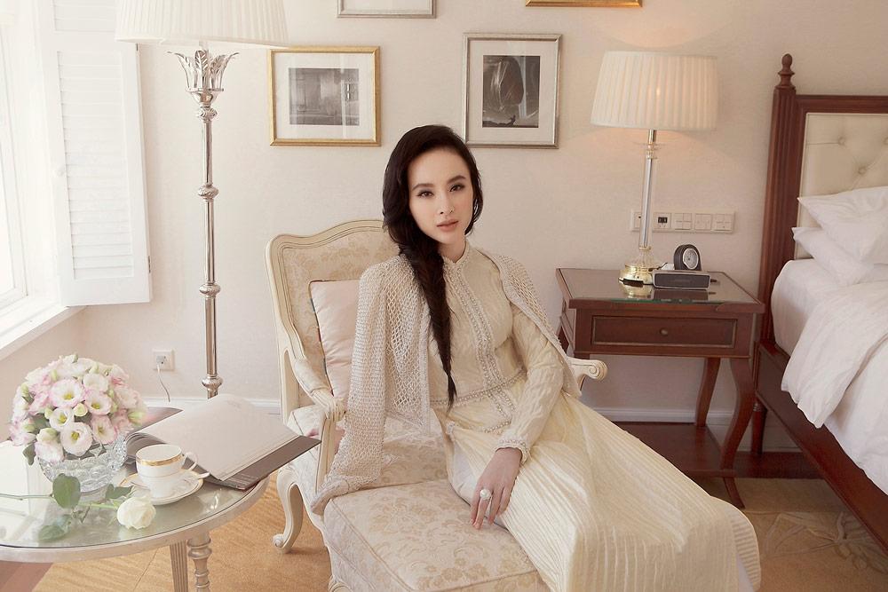 dien ao dai xinh dep, angela phuong trinh lai gay hoang mang vi nhu mat di mot canh tay - 1