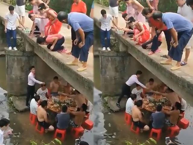 Trời nóng hơn 40 độ, cả họ rủ nhau xuống gầm cầu, chân ngập nước ăn cỗ cưới