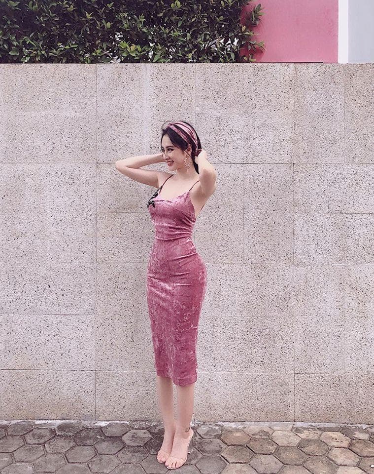 3 mau giay hoi chi em showbiz viet khong ngai dung hang de "tha thinh" khoe chan dai - 1