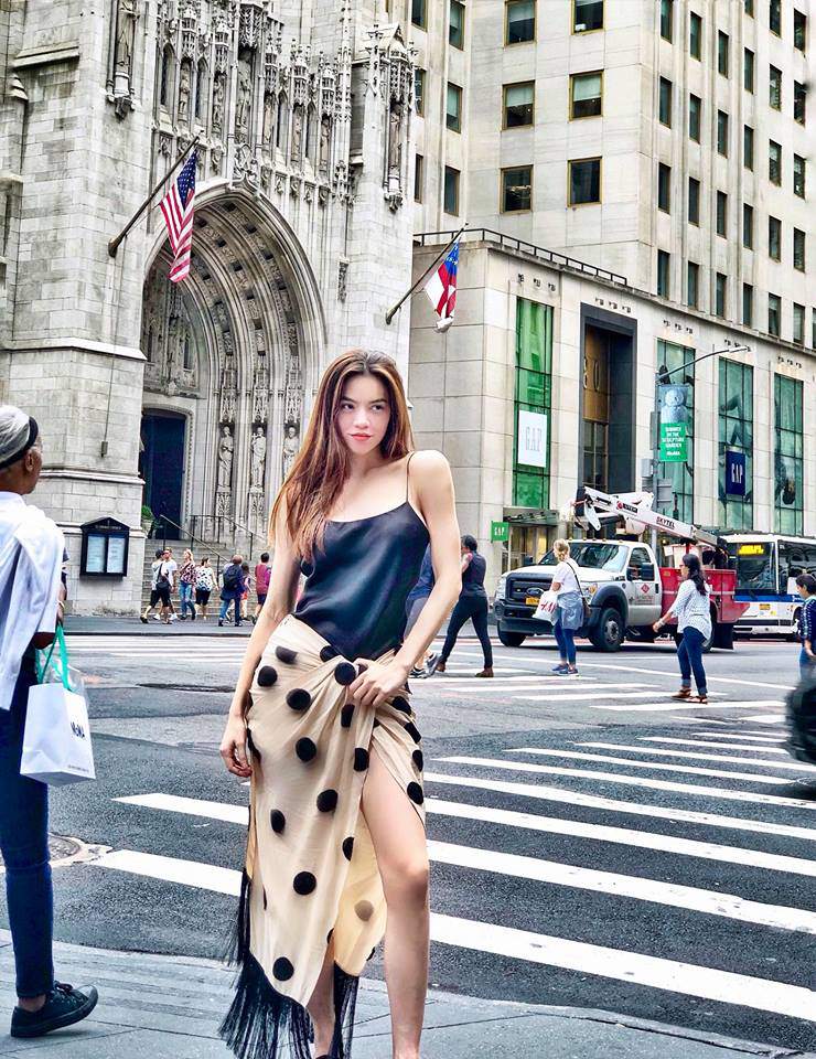 dien vay hieu ma ai cung ngo ho ngoc ha quan khan di giua duong pho new york hoa le - 3