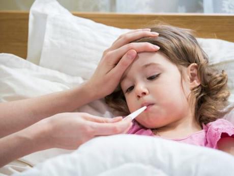 Bé bị sốt không rõ nguyên nhân, mẹ nên làm gì?