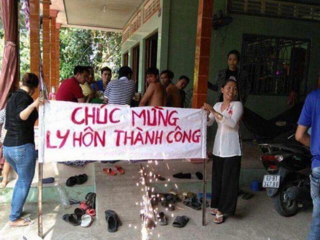 Lạ đời chuyện vợ chồng đôi ngả, cả làng treo băng rôn: Chúc mừng ly hôn thành công