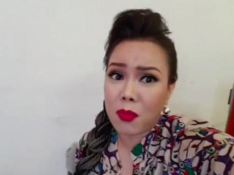 Bức xúc vì để ê-kíp gần 100 người phải chờ 2 tiếng, Việt Hương livestream "chửi" đàn em