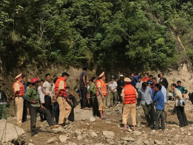 he lo nguyen nhan ban dau khien thuyen cho 10 nguoi cung ho hang bi lat tren song da - 1