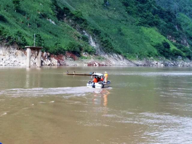 he lo nguyen nhan ban dau khien thuyen cho 10 nguoi cung ho hang bi lat tren song da - 2