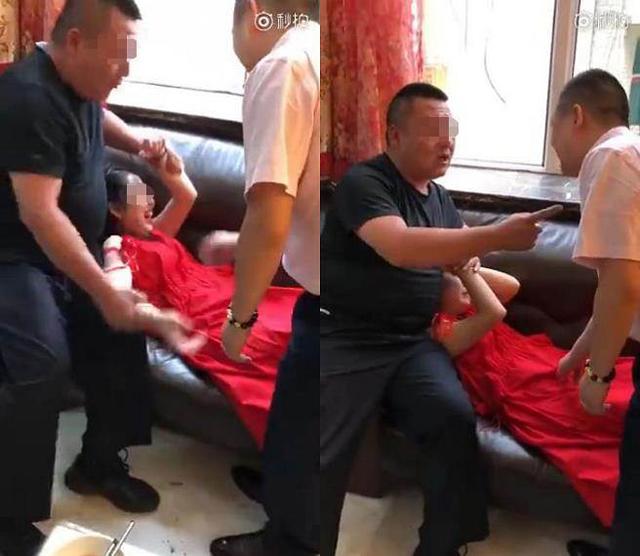 bi ban be ep, chu re choi "tro choi" so soang "vung nhay cam" co dau truoc mat nhieu nguoi - 1