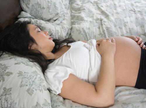 bi mat dong troi ve coc sua nong chong van pha cho vo bau moi dem - 2