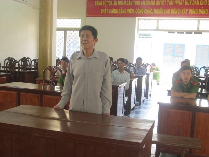 chong tat axit dam dac len nguoi vo va chau ngoai vi khong chiu ve nha - 1