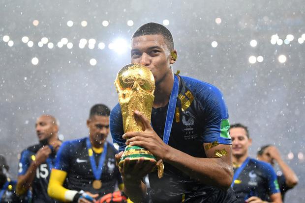it ai biet, chiec vali dung cup vang cua world cup 2018 la hang hieu xa hoa - 1