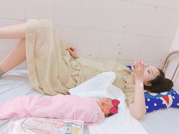 me 2 con van dep bat chap nho che do an uong "vao con khong vao me" khi mang bau - 6