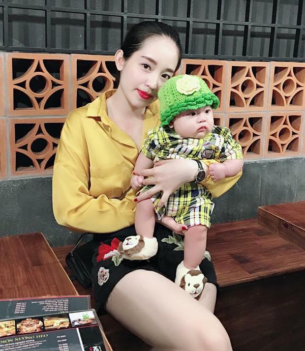 me 2 con van dep bat chap nho che do an uong "vao con khong vao me" khi mang bau - 1