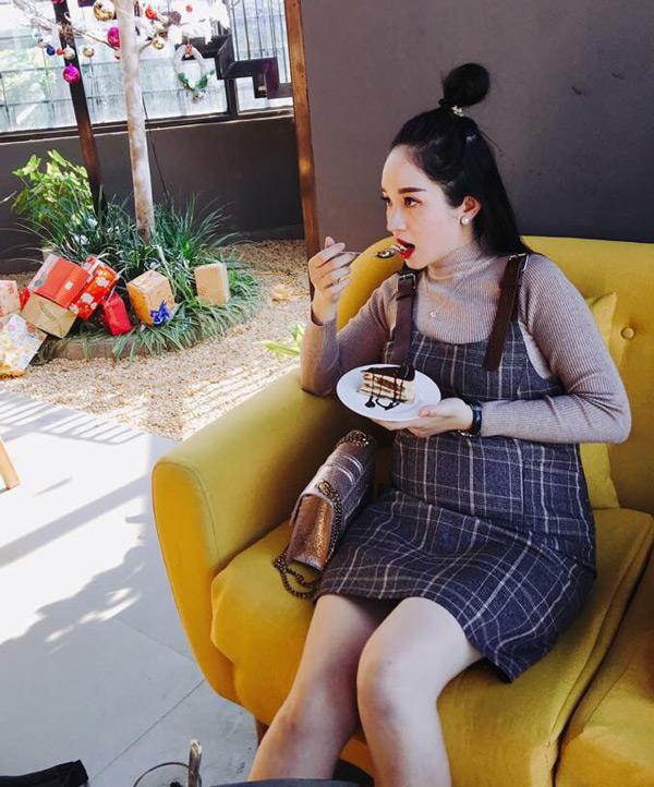 me 2 con van dep bat chap nho che do an uong "vao con khong vao me" khi mang bau - 2