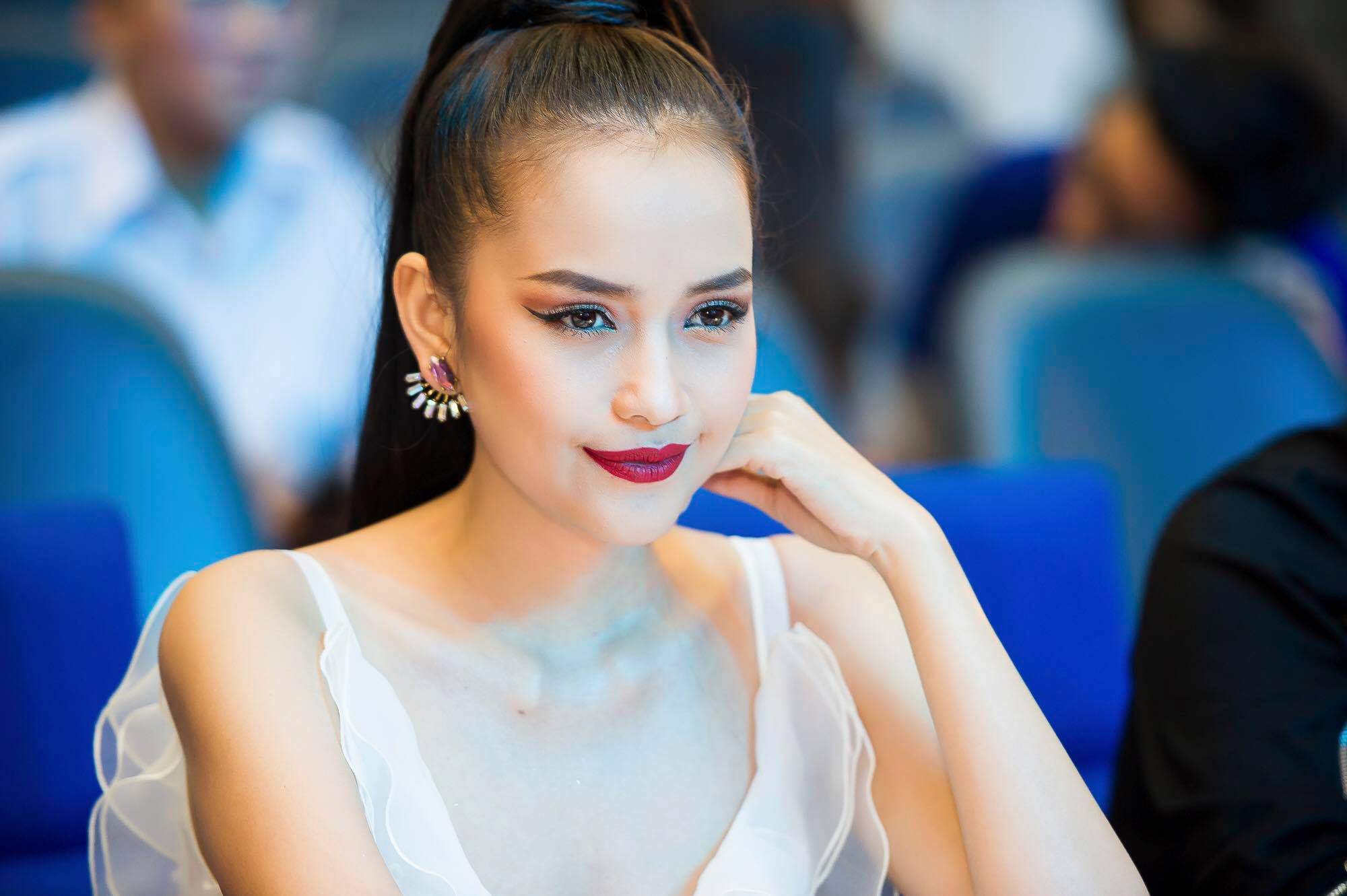 loat my nhan ten tuoi bat ngo tham gia "duong dua" hoa hau sieu quoc gia viet nam 2018 - 4