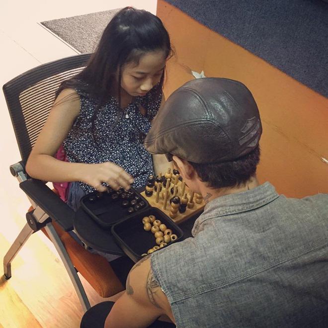 sao viet 24h: dep song gio - thi phi, pham anh khoa binh yen vui dua cung 2 con - 3