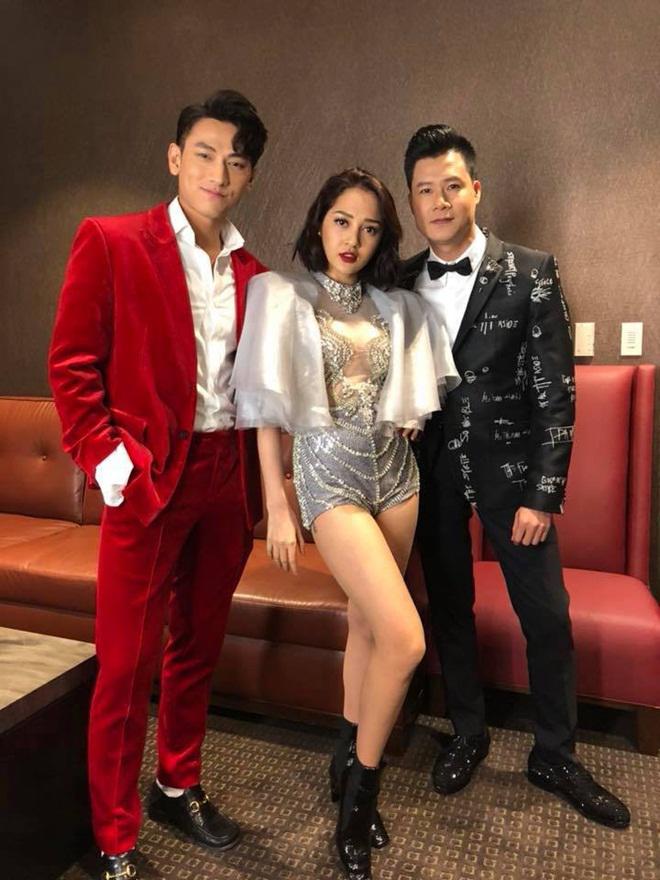 sao viet 24h: dep song gio - thi phi, pham anh khoa binh yen vui dua cung 2 con - 12