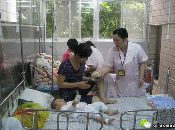 be gai 2 tuoi bi viem loet da day vi ba thuong cho an kieu nay, nhieu nguoi cung mac - 1