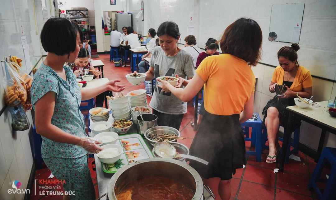 quan bun oc top mo hon 40 nam doc dao nhat ha noi, ngay cuoi tuan ban gan nghin bat - 14