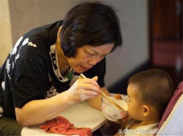 be gai 2 tuoi bi viem loet da day vi ba thuong cho an kieu nay, nhieu nguoi cung mac - 2