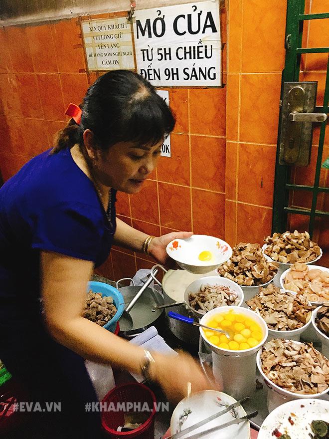 tu bi me chong che, ba lao nau duoc noi chao suon 45 nam ngon nuc tieng sai gon - 8