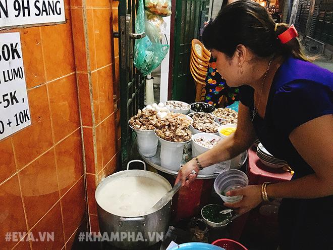 tu bi me chong che, ba lao nau duoc noi chao suon 45 nam ngon nuc tieng sai gon - 7