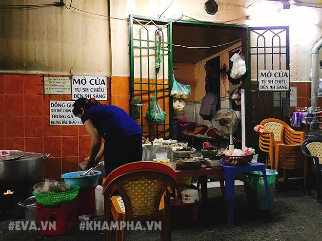 tu bi me chong che, ba lao nau duoc noi chao suon 45 nam ngon nuc tieng sai gon - 2