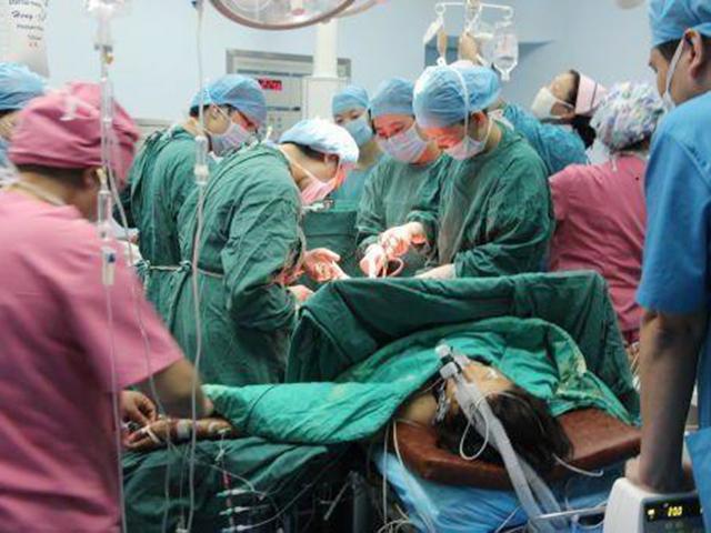 me sau sinh noi muon uong nuoc duong, mot phut sau bong ngat xiu, da tim tai - 1