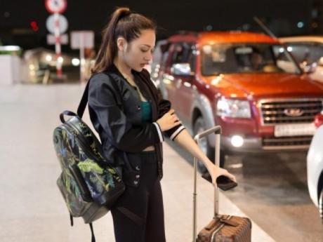 Bảo Anh mặt mộc kém xinh ở sân bay, nhưng biểu tình "hờn dỗi" fan lại siêu đáng yêu