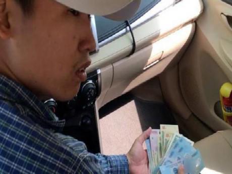 Tài xế taxi kiêm "ảo thuật gia": chỉ 3 giây, tờ 500 nghìn biến thành 20 nghìn