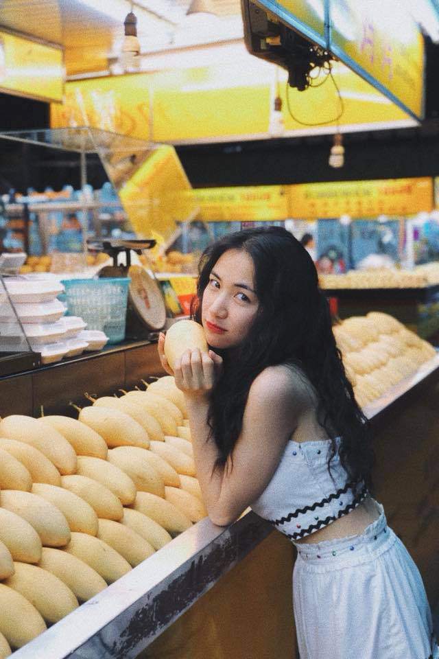 cuoi be bung voi thoi trang di an thit nuong ba dao cua "chi dai hoa ram but" hoa minzy - 4