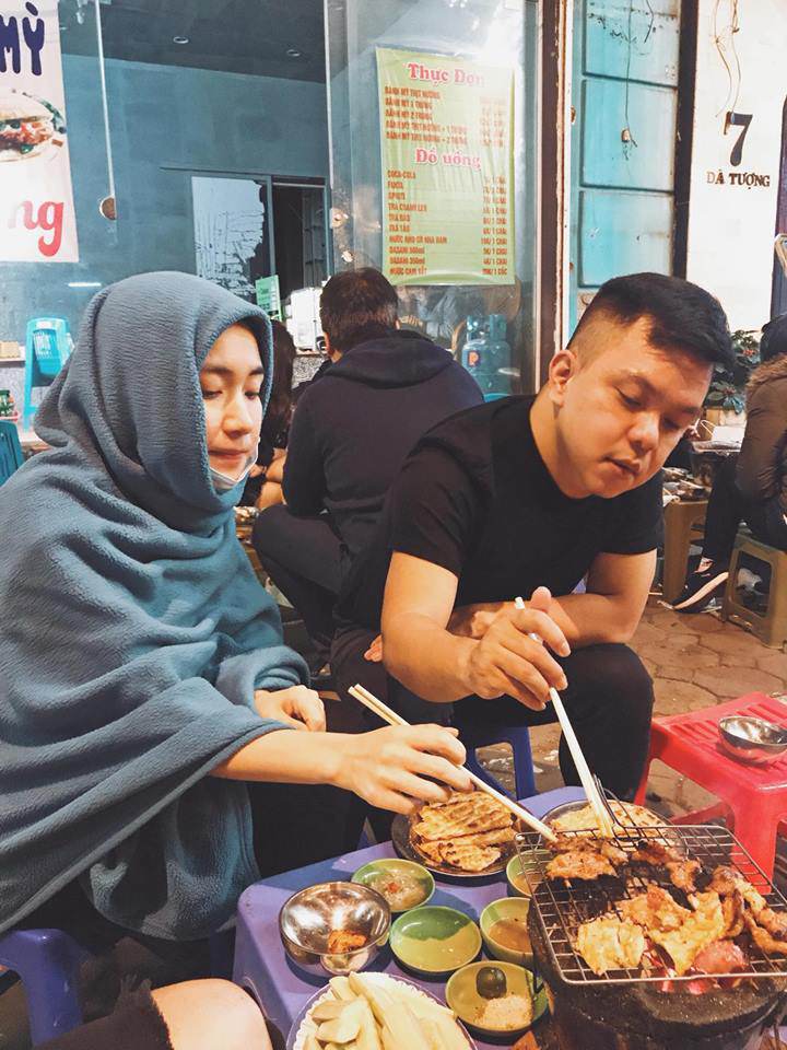 cuoi be bung voi thoi trang di an thit nuong ba dao cua "chi dai hoa ram but" hoa minzy - 2